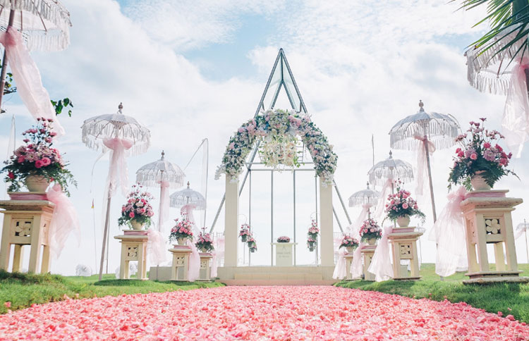 Bali Chapel Wedding decoration located by the beach with splendid view of Indian Ocean