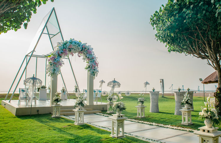 Bali Chapel Wedding at Grand Mirage Bali located by the beach with splendid view of Indian Ocean